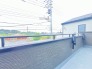 南側のお部屋から出入りできる、奥行きのあるワイドバルコニー。心地よい陽射しと暖かな風を楽しむことが出来ます。
