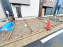 4号棟 前面道路は広く、駐車がしやすいです。駐車スペース2台分ございます。
 2026/06/27m