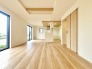 5号棟 家族や友人、両親、親戚とこれから沢山の時間を紡ぐのだろう。そこを彩るのは窓から見える青い空、心地よい緑。そんなイメージが膨らむリビングスペース。
 2026/06/27m