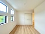 大きな開口部から明るい光が差し込む、日中の室内の明るさがこの部屋の魅力です。
