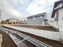 閑静な住宅街に佇む、穏やかな時間が流れる空間。周囲の自然と調和し、心地よい暮らしを予感させます
 10m