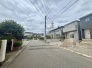 1号棟 戸建てが立ち並ぶ静かな住宅街。四季折々の移り変わりを感じながら自然と楽しみ、暮らす、そんな毎日を日々の中で感じられる住環境
