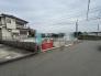前面道路は広く、駐車がしやすいです。駐車スペース3台分ございます。
