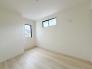 2号棟 今からここを誰のお部屋にしようか、そんな洋室。大きさは5.6帖です。
 2026/04/16m