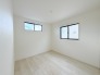 2号棟 今からここを誰のお部屋にしようか、そんな洋室。大きさは5.2帖です。
 2026/04/16m