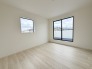2号棟 今からここを誰のお部屋にしようか、そんな洋室。大きさは9.2帖です。
 2026/04/16m