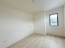 2号棟 今からここを誰のお部屋にしようか、そんな洋室。大きさは5.6帖です。
 2026/04/16m