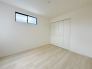 2号棟 今からここを誰のお部屋にしようか、そんな洋室。大きさは5.6帖です。
 2026/04/16m