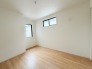 1号棟 今からここを誰のお部屋にしようか、そんな洋室。大きさは5.6帖です。
 2026/04/16m