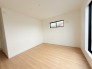 1号棟 今からここを誰のお部屋にしようか、そんな洋室。大きさは9.2帖です。
 2026/04/16m