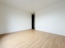 1号棟 今からここを誰のお部屋にしようか、そんな洋室。大きさは9.2帖です。
 2026/04/16m