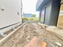 2号棟 戸建てならではのお庭スペース。BBQやガーデニング、お子様のプールなど、、、、様々な楽しみ方ができるプライベート空間。ご家族皆さままで思いっきりお楽しみください。
