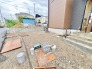4号棟 前面道路は広く、駐車がしやすいです。駐車スペース2台分ございます。

