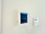 1号棟 録画機能もあり、どのような人が何時に来訪されたのかが分かります。防犯上はもちろん、お届け物などの把握にも便利です。ライトが付いているので、夜間でも安心です。

