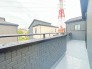 1号棟 南側のお部屋から出入りできる、奥行きのあるワイドバルコニー。心地よい陽射しと暖かな風を楽しむことが出来ます。
