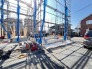 未来への礎を築く、静かなる期待感が満ちる空間。澄み渡る青空の下、職人たちの手によって、生命が宿り始めたばかりの構造物が力強くそびえ立っています。新しい暮らしの始まりを予感させる、確かな手仕事の温もりと、やがて形となる住まいの輪郭が、希望に満ちた風景を織りなしています
