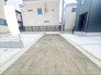 2号棟 前面道路は通り抜けができないため、交通量が少なく静かな住環境です。
