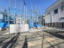 2号棟 建設が進む街並み、そこに新たな物語が生まれる予感。澄み渡る空の下、確かな品質と丁寧な仕事で、理想の住まいを形にしてまいります
 2026/04/03m