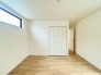 5号棟 衣類の整理整頓に嬉しいクローゼット付きのお部屋。お子様のお部屋としても便利です。
 2026/06/28m