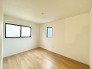 大きな開口部から明るい光が差し込む、日中の室内の明るさがこの部屋の魅力です。
