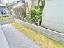 2号棟 戸建てならではのお庭スペース。BBQやガーデニング、お子様のプールなど、、、、様々な楽しみ方ができるプライベート空間。ご家族皆さままで思いっきりお楽しみください。
 2026/06/05m