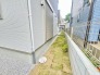 1号棟 戸建てならではのお庭スペース。BBQやガーデニング、お子様のプールなど、、、、様々な楽しみ方ができるプライベート空間。ご家族皆さままで思いっきりお楽しみください。
 2026/06/05m