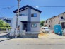 南側は並列2台分の駐車スペースです。
沢山の光も入り、明るい邸宅です。