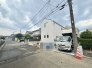 1号棟 6m幅員の道路に面しておりお車の運転が苦手な方でも安心して出入りいただけます。
