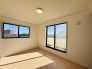 昼間は日差しで十分に明るく暖かい3階洋室