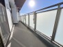 晴れやかな空と、穏やかな光に満ちた広々バルコニー
