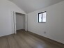 衣類の整理整頓に嬉しいクローゼット付きのお部屋。お子様のお部屋としても便利です。
