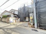 新しい住まいが形作られていく過程を感じられる、落ち着いた住宅街の一角に位置する物件です
