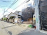 2号棟 戸建てが立ち並ぶ静かな住宅街。四季折々の移り変わりを感じながら自然と楽しみ、暮らす、そんな毎日を日々の中で感じられる住環境
