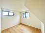 大きな開口部から明るい光が差し込む、日中の室内の明るさがこの部屋の魅力です。
