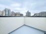 南側のお部屋から出入りできる、奥行きのあるワイドバルコニー。心地よい陽射しと暖かな風を楽しむことが出来ます。
