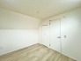 衣類の整理整頓に嬉しいクローゼット付きのお部屋。お子様のお部屋としても便利です。
