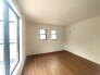 バルコニーに面した8.5帖の寝室。開口部からは優しい陽光が差し込み心地よい風が通り抜けます。
