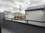陽ざしが差込む明るいバルコニー。奥行きのあるバルコニーはお洗濯時に助かります。
