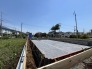 青空の下、未来への礎が築かれています
