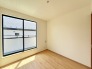 B号棟 大きな開口部から明るい光が差し込む、日中の室内の明るさがこの部屋の魅力です。
 2026/05/04m