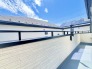 B号棟 南側のお部屋から出入りできる、奥行きのあるワイドバルコニー。心地よい陽射しと暖かな風を楽しむことが出来ます。
 2026/05/04m