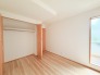 今からここを誰のお部屋にしようか、そんな洋室。1階の北東角部屋大きさは5.2帖です。
