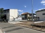 広がる青空の下、整然と並ぶ街並みに、ここに新たな暮らしが芽生える予感。静かな環境で、ゆったりとした時間を育む、そんな穏やかな日常が描けます
