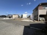 澄み渡る空の下穏、やかな時間が流れる街並みに溶け込む住まい。通りの向こうには、整然と並ぶ家々が心地よいリズムを刻み、広々とした空地からは、新しい暮らしの気配が感じられます建物の温かみのある外観と車を優しく包むカーポートが日々の暮らしを静かに支えてくれそうな落ち着いた雰囲気に満ちたロケーションです

