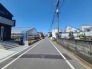 1号棟 6m幅員の道路に面しておりお車の運転が苦手な方でも安心して出入りいただけます。
