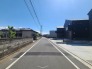 1号棟 6m幅員の道路に面しておりお車の運転が苦手な方でも安心して出入りいただけます。
