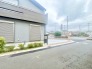 6m幅員の道路に面しておりお車の運転が苦手な方でも安心して出入りいただけます。
