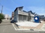 6m幅員の道路に面しておりお車の運転が苦手な方でも安心して出入りいただけます。
 10m
