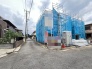 A号棟 新しい住まいが形作られていく過程。完成に向けた期待感が静かに高まる、落ち着いた住宅街の風景です
