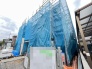B号棟 新しい暮らしの始まりを感じさせる風景。完成に向けた期待が高まる、整然とした建築現場の様子です
